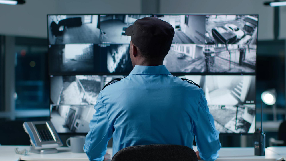 Centro de controle de segurança monitorando incidentes.