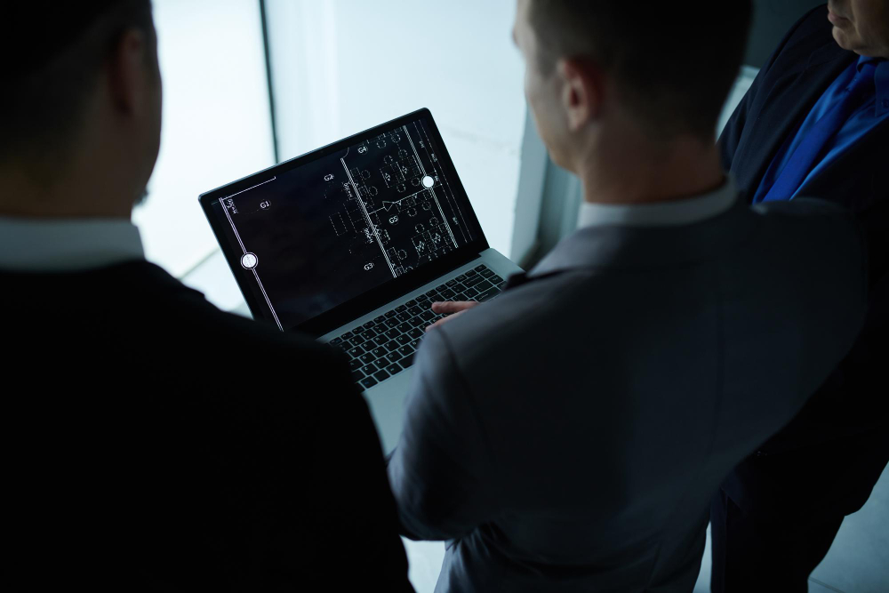 Profissionais analisando a planta baixa do local para mapear vulnerabilidades de segurança